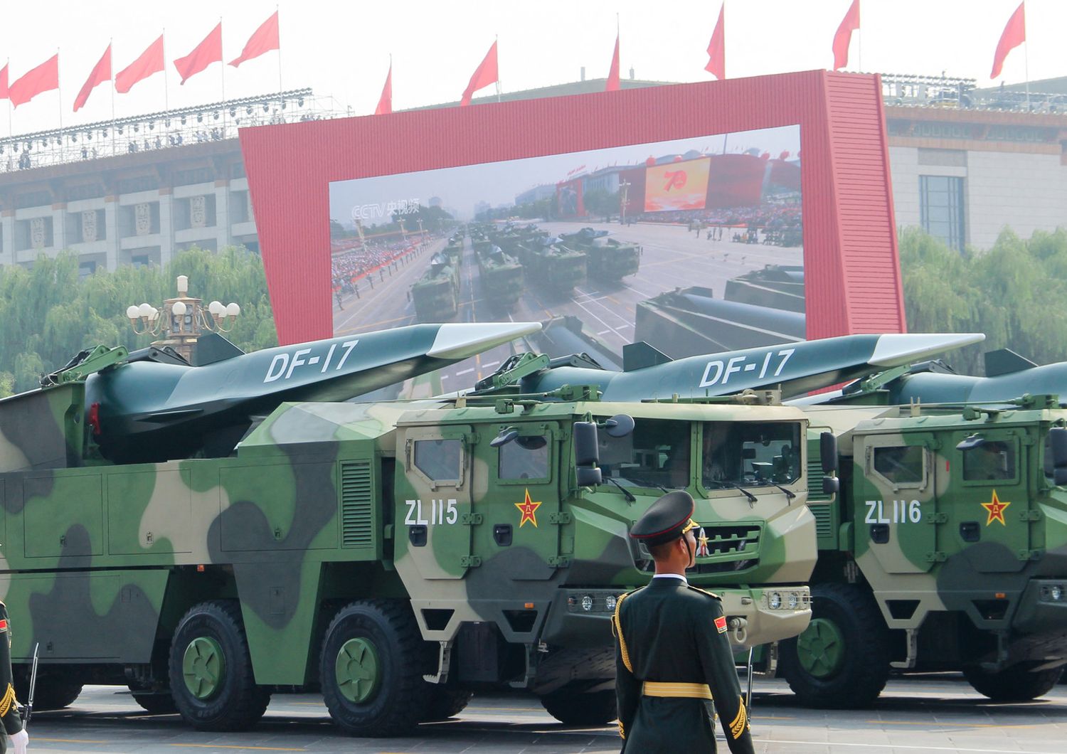 Veicoli militari che trasportano missili ipersonici in piazza Tiananmen a Pechino&nbsp;