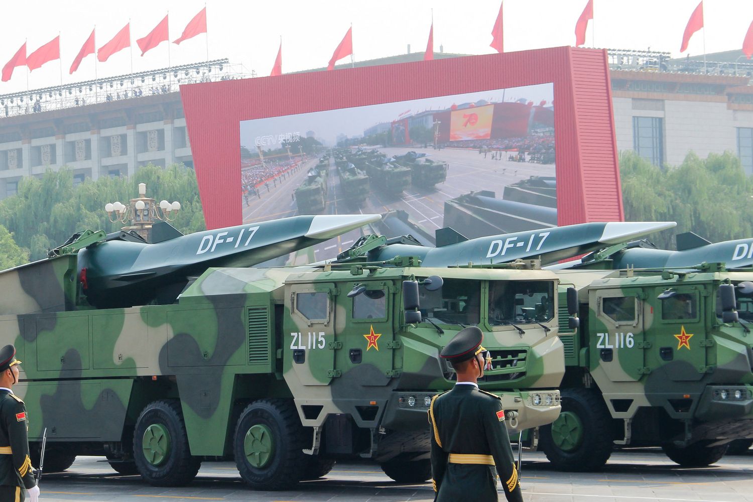 Veicoli militari che trasportano missili ipersonici in piazza Tiananmen a Pechino&nbsp;