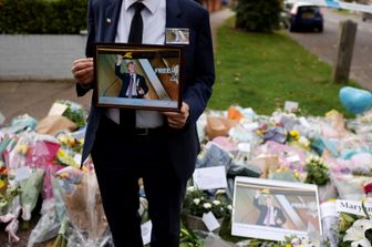 Fiori lasciati davanti alla chiesa di Belfairs dove &egrave; stato ucciso il deputato conservatore David Amess&nbsp;