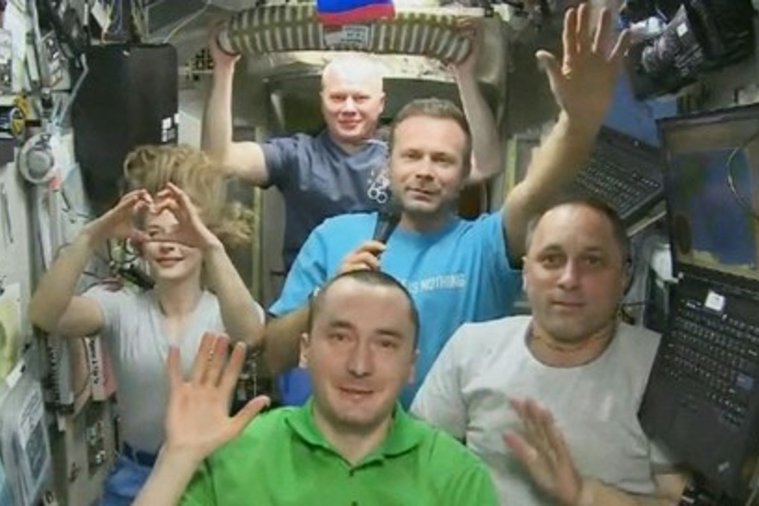 L'attrice Yulia Peresild, il regista Klim Shipenko e i cosmonauti Anton Shkaplerov, Pyotr Dubrov e Oleg Novitsky a bordo della Stazione spaziale internazionale&nbsp;