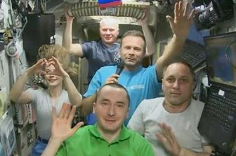 L'attrice Yulia Peresild, il regista Klim Shipenko e i cosmonauti Anton Shkaplerov, Pyotr Dubrov e Oleg Novitsky a bordo della Stazione spaziale internazionale&nbsp;