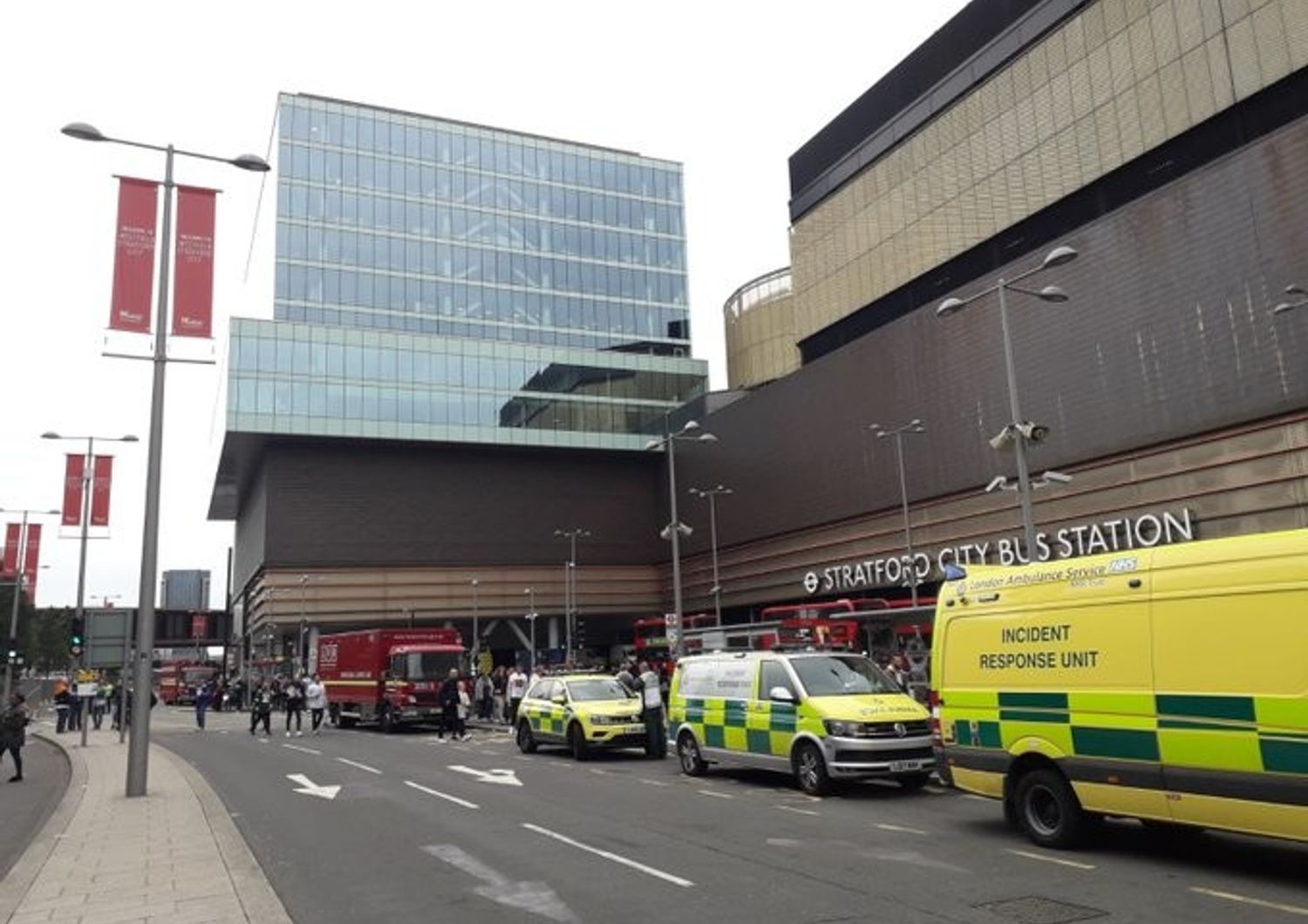 L'intervento dei vigili del fuoco nel centro commerciale di Stratford&nbsp;