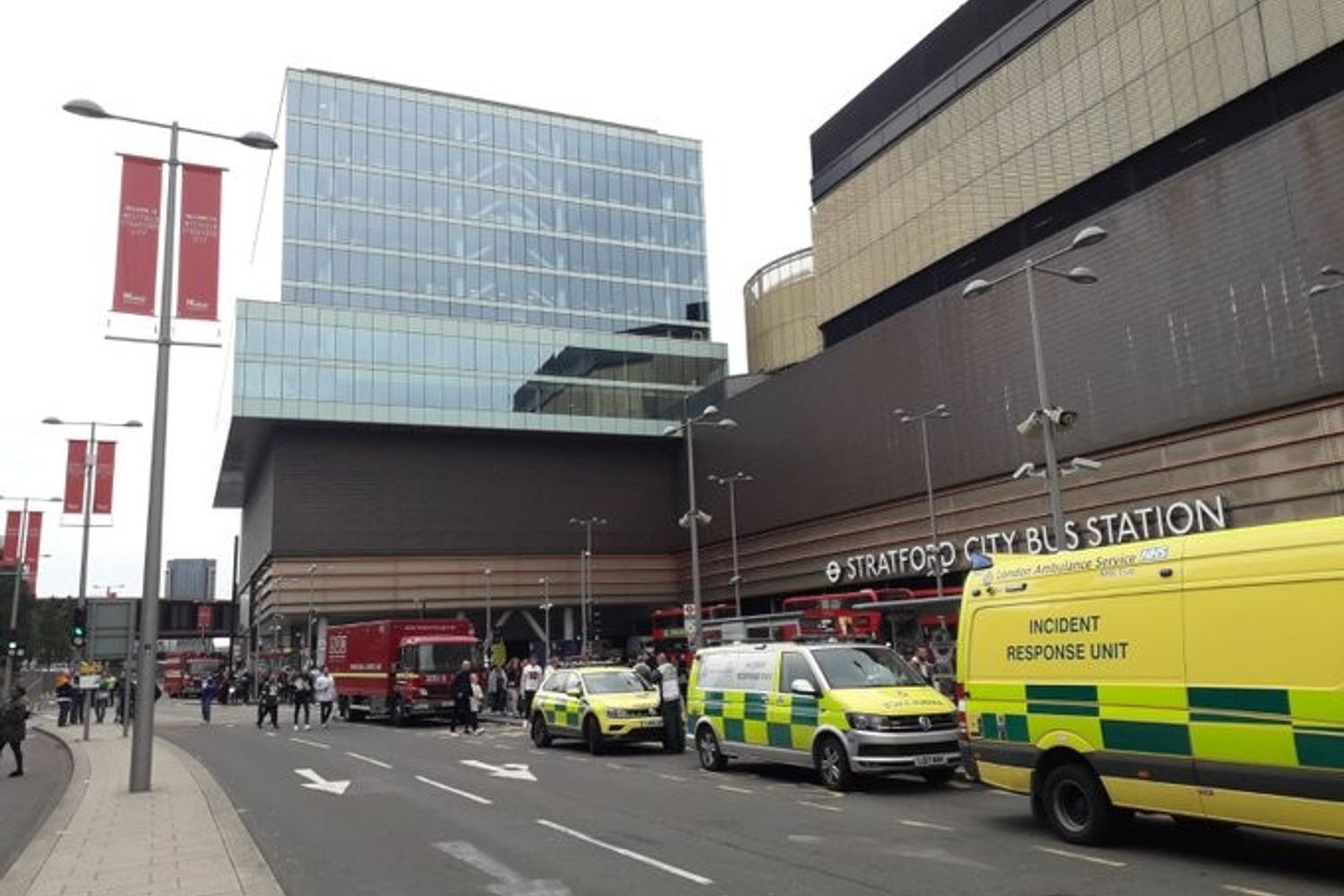 L'intervento dei vigili del fuoco nel centro commerciale di Stratford&nbsp;