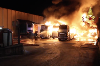 L'incendio nella azienda di autotrasporti in Irpinia