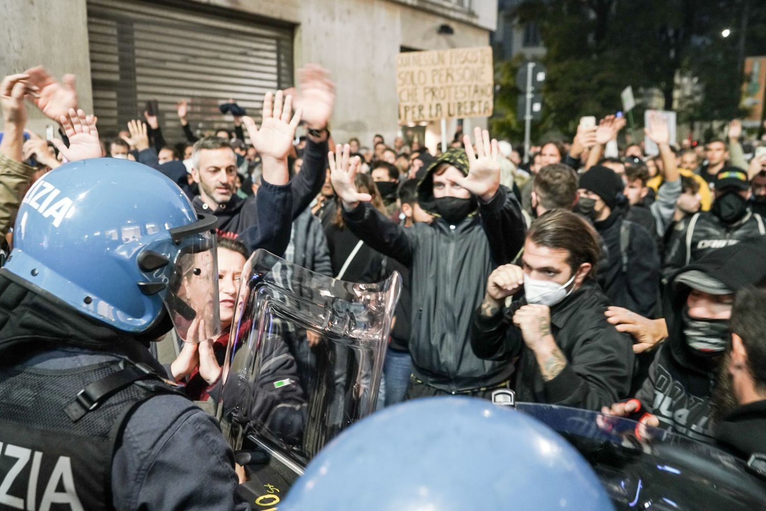 La manifestazione contro i green pass a Milano