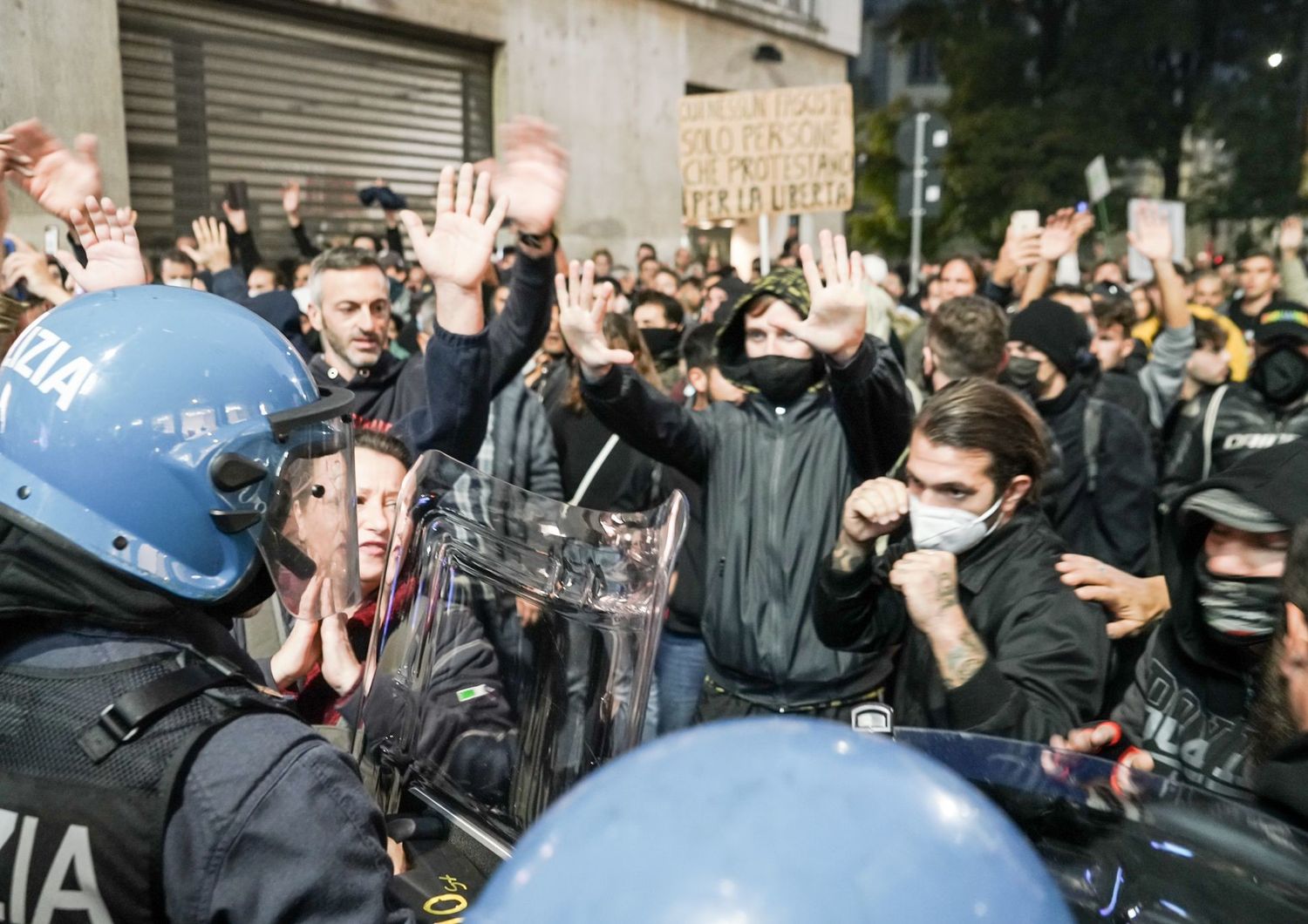 La manifestazione contro i green pass a Milano