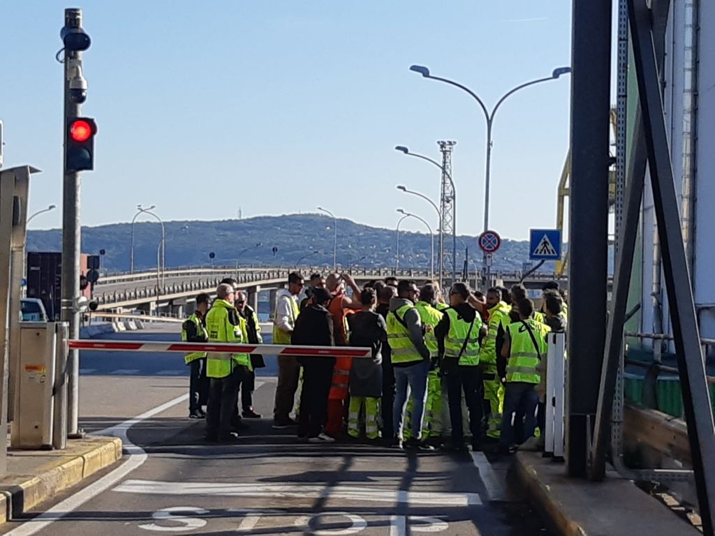 Una riunione di portuali a Trieste durante la manifestazione contro il green pass