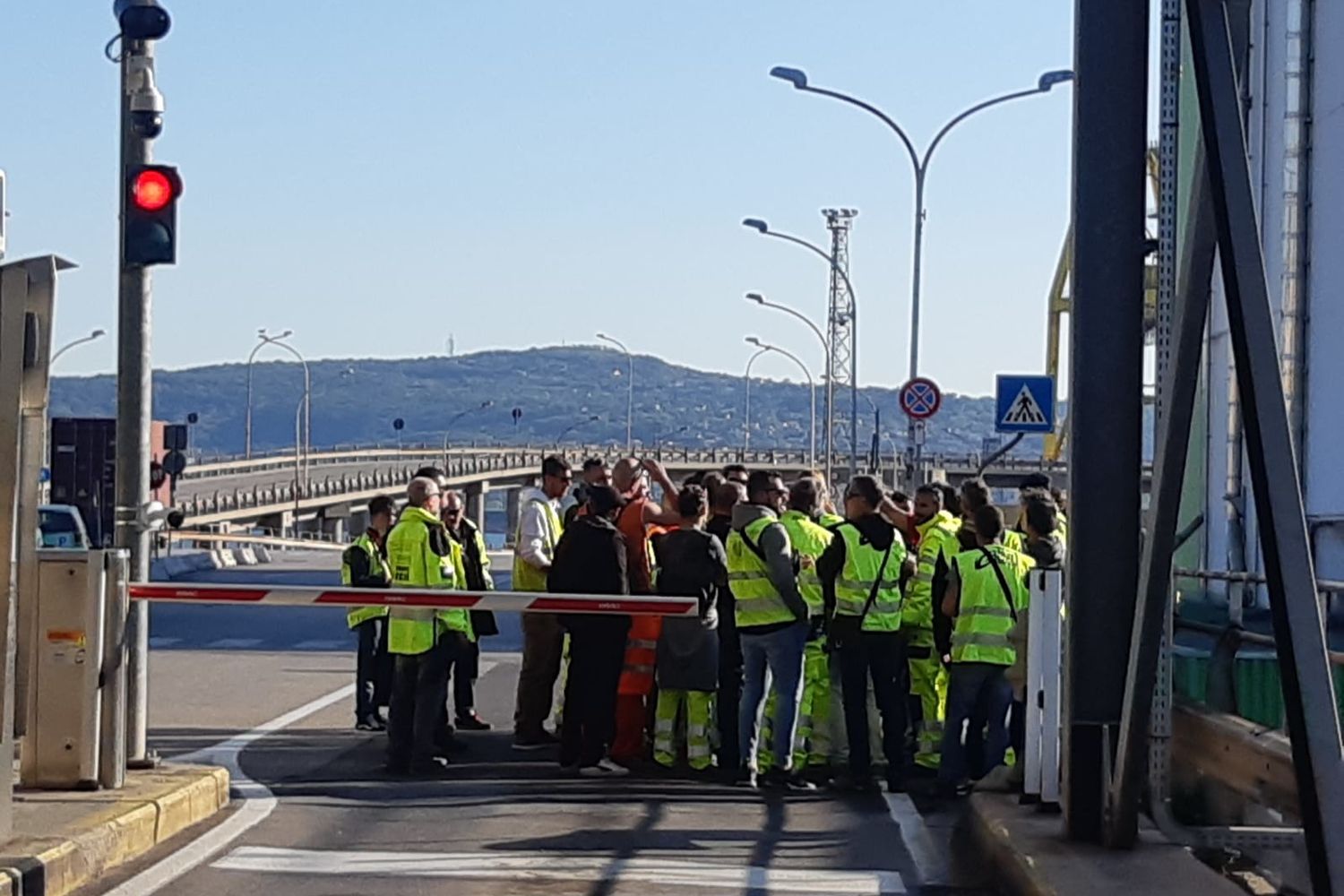 Una riunione di portuali a Trieste durante la manifestazione contro il green pass