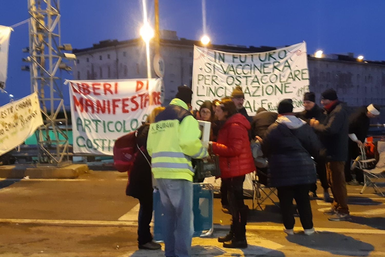 L'alba sul presidio dei no-green pass al porto di Trieste