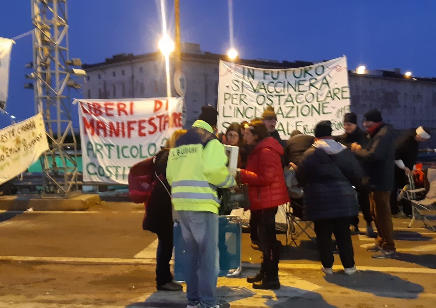 L'alba sul presidio dei no-green pass al porto di Trieste