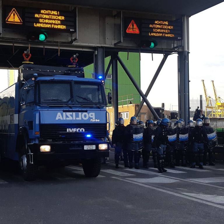 L'arrivo dei mezzi della polizia al Porto di Trieste