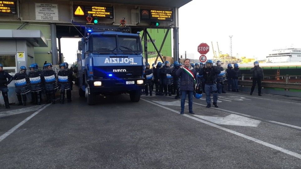 L'arrivo dei mezzi della polizia al Porto di Trieste&nbsp;