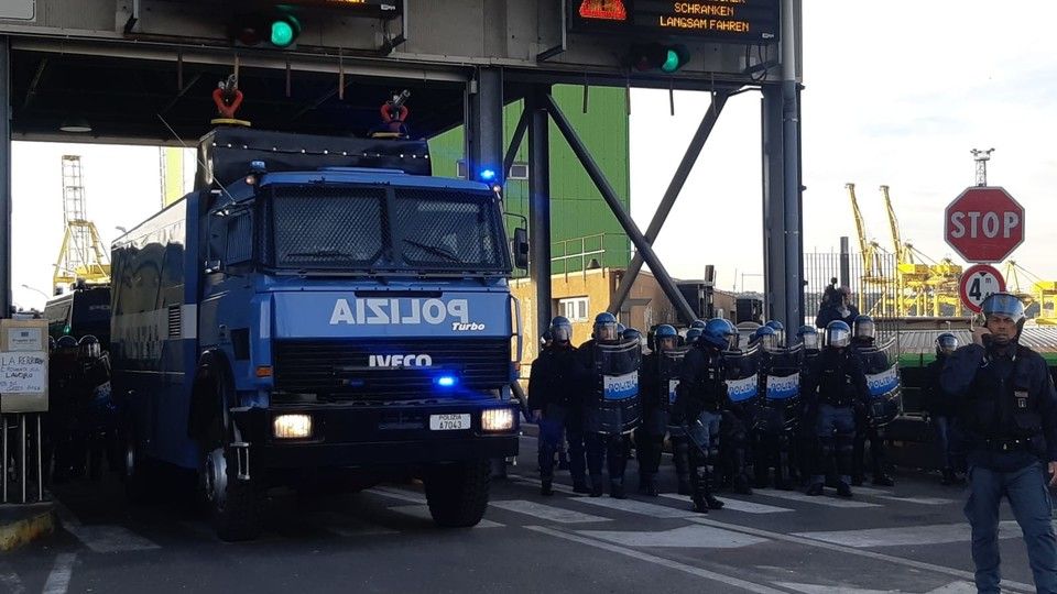 L'arrivo dei mezzi della polizia al Porto di Trieste