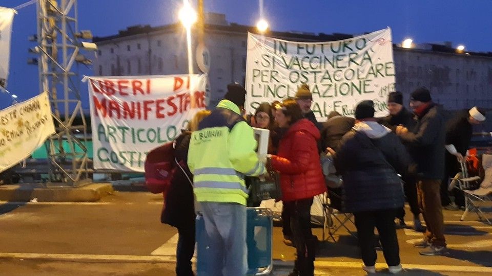 L'alba sul presidio dei no-green pass al porto di Trieste