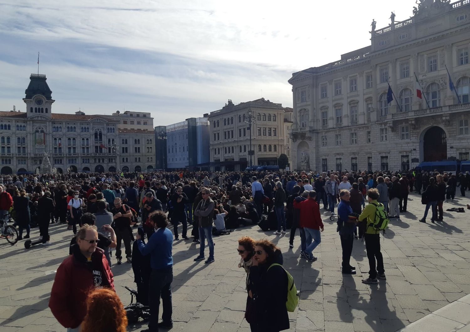 La protesta dei no-green pass in piazza Unit&agrave; d'Italia a Trieste