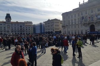 La protesta dei no-green pass in piazza Unit&agrave; d'Italia a Trieste