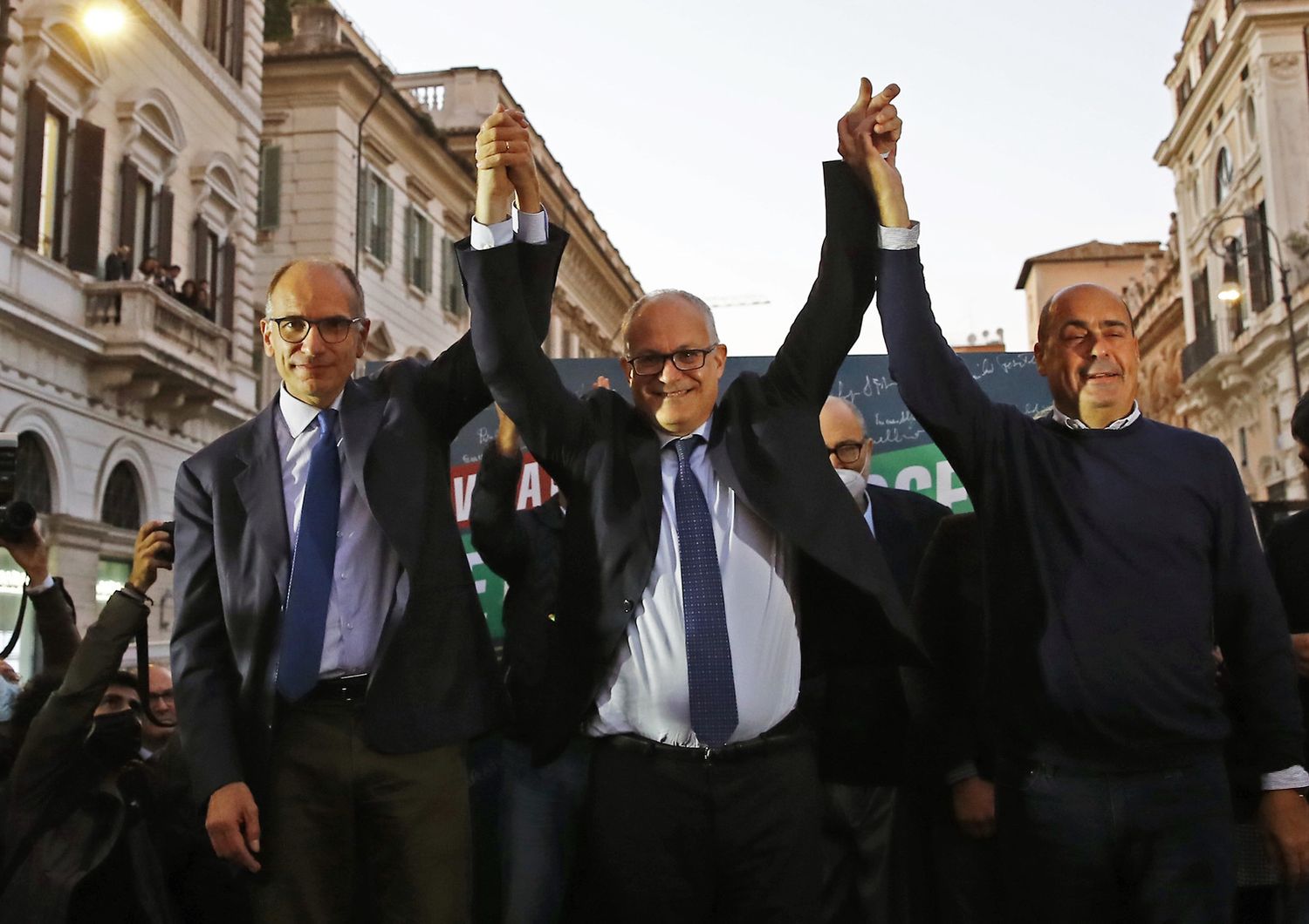 Roberto Gualtieri festeggia in piazza Santi Apostoli con il segretario del Pd Enrico Letta, e il presidente della regione Lazio, Nicola Zingaretti&nbsp;