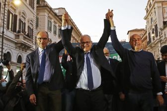 Roberto Gualtieri festeggia in piazza Santi Apostoli con il segretario del Pd Enrico Letta, e il presidente della regione Lazio, Nicola Zingaretti&nbsp;