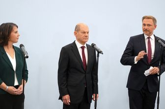 Annalena Baerbock (Verdi), Olaf Scholz (SPD) e Christian Lindner (FDP)