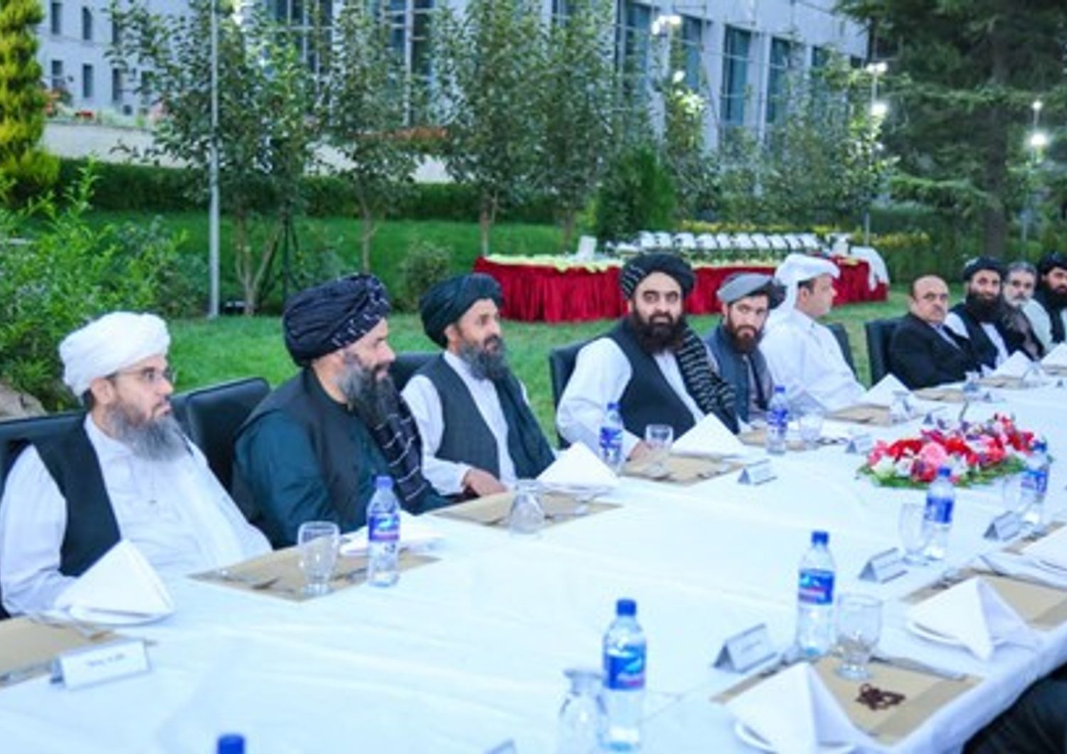Il ministro degli esteri ad interim dei talebani Amir Khan Muttaqi nel corso di un meeting&nbsp;