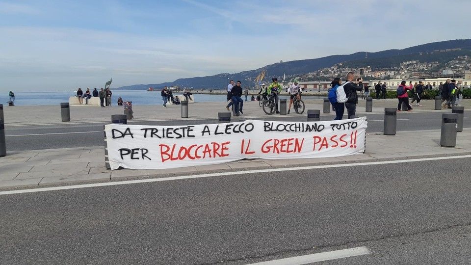 La protesta in piazza Unit&agrave; d'Italia a Trieste