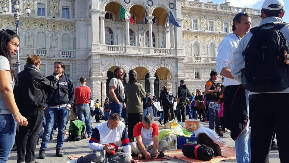 La protesta in piazza Unit&agrave; d'Italia a Trieste
