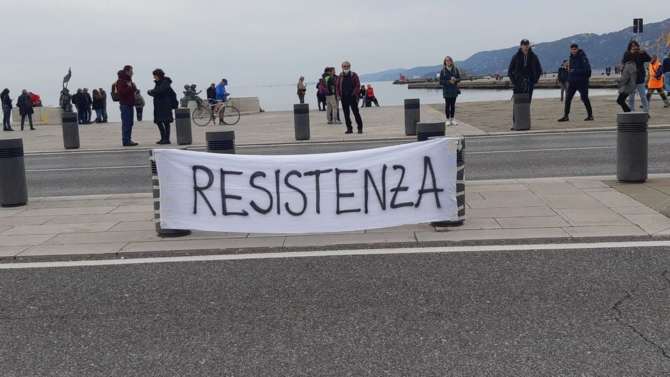 La protesta in piazza Unit&agrave; d'Italia a Trieste