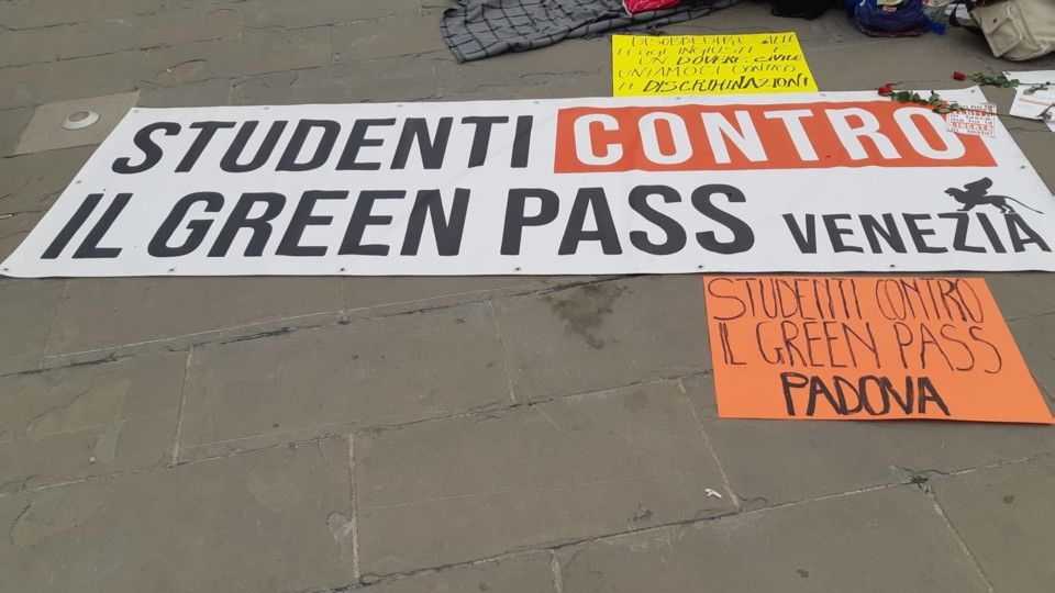 La protesta in piazza Unit&agrave; d'Italia a Trieste