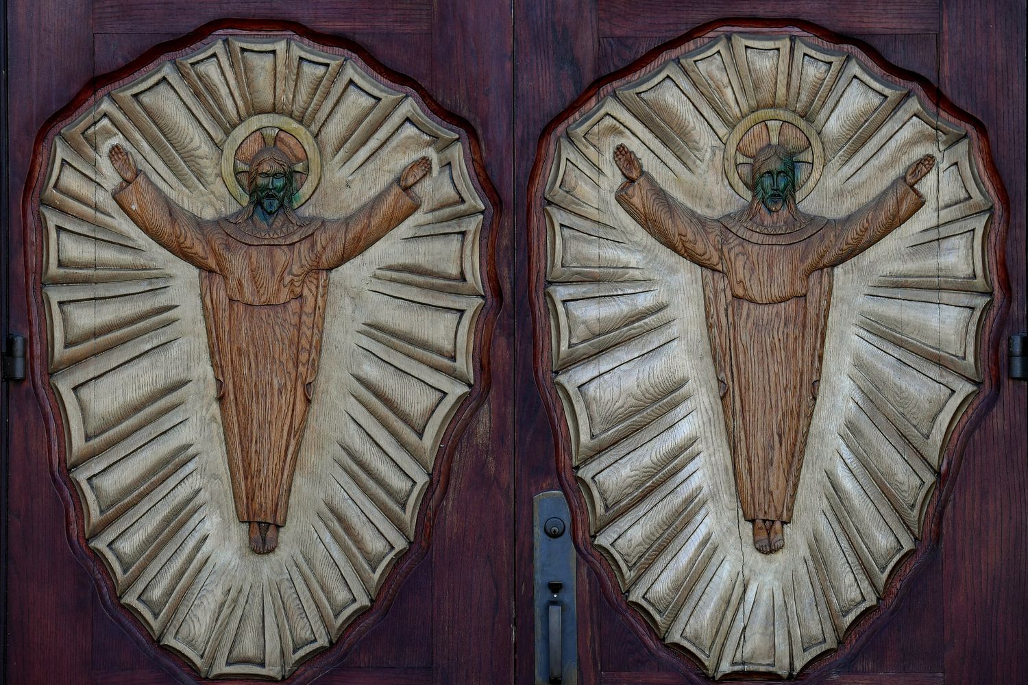 L'effige di Ges&ugrave; imbrattata con vernice verde sulla porta di una chiesta a Los Angeles