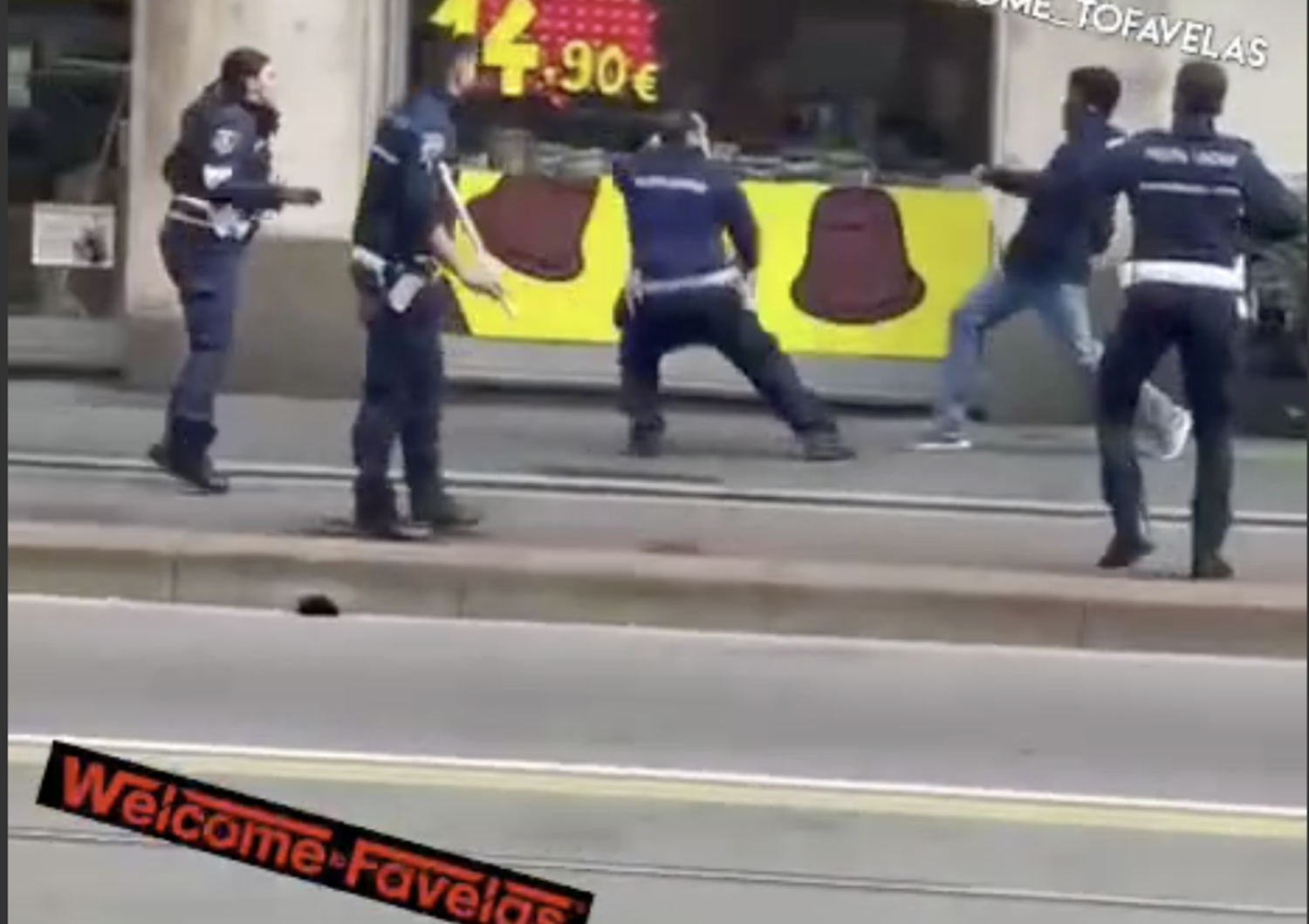 aggredisce agenti polizia municipale a bastonate arrestato a milano