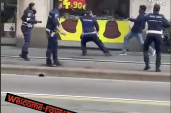 aggredisce agenti polizia municipale a bastonate arrestato a milano