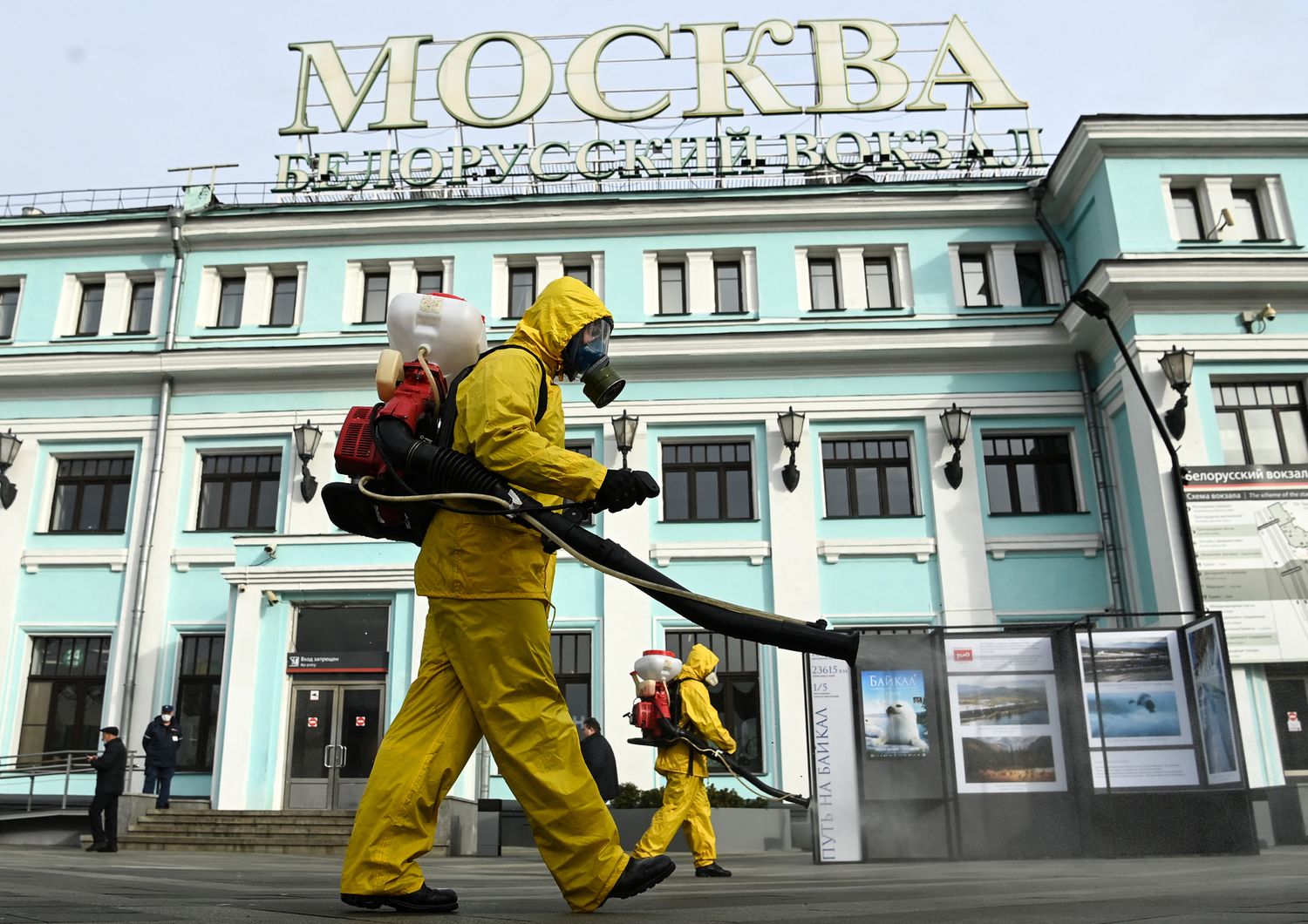 Disinfezione anti-covid davanti a una stazione della metropolitana a Mosca