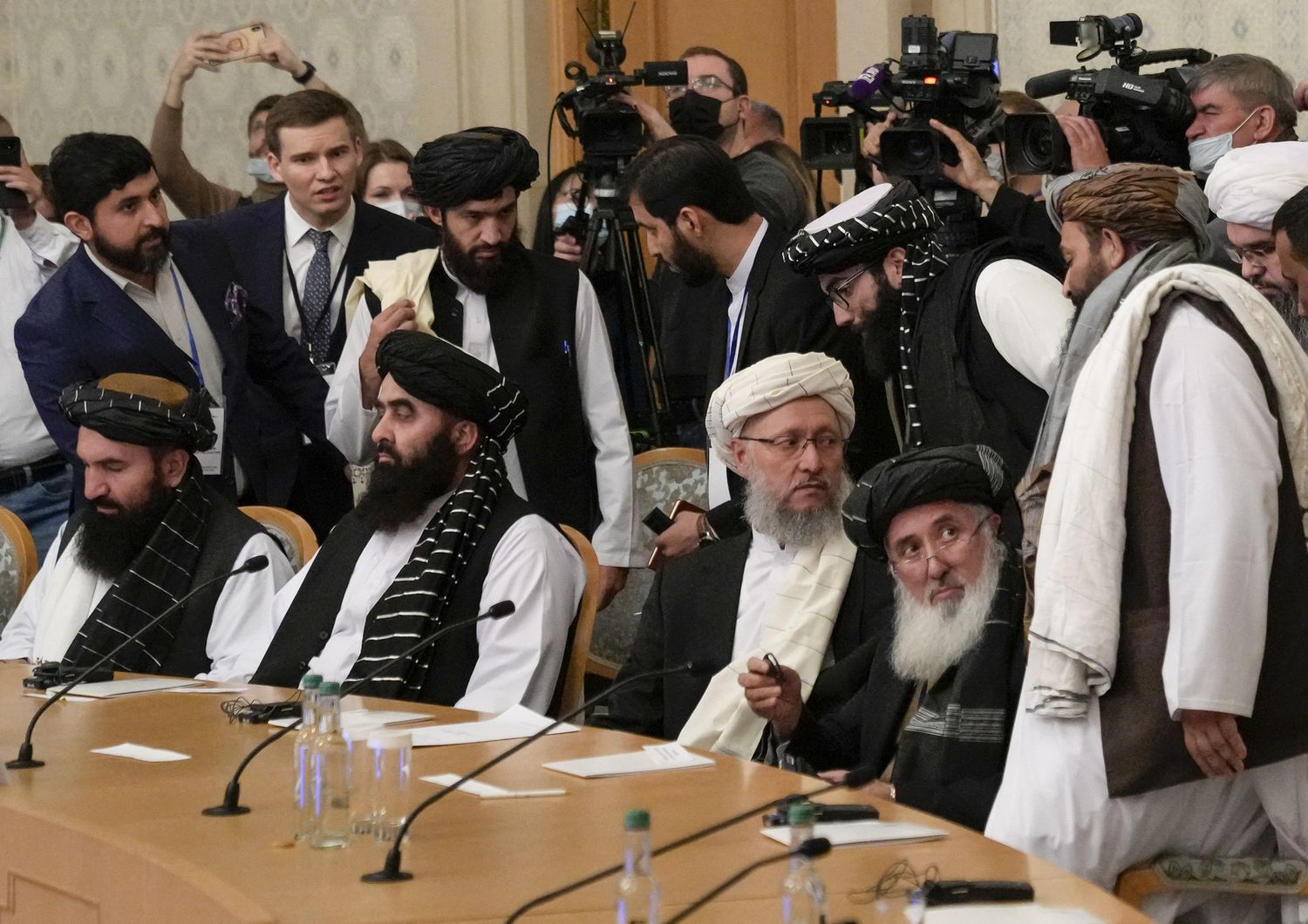 I membri della delegazione talebana nel corso della conferenza internazionale sull'Afghanistan di Mosca&nbsp;