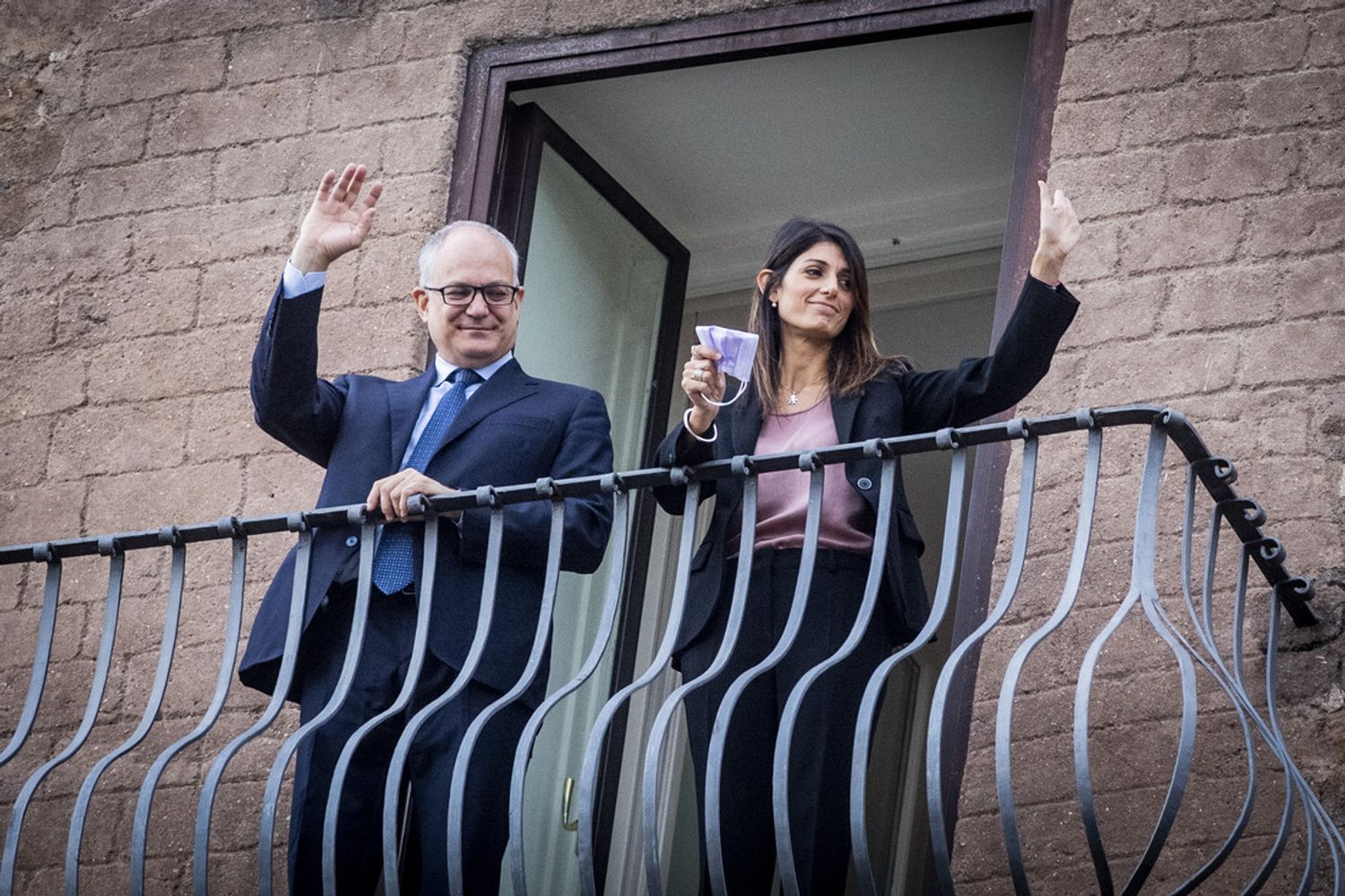 Virginia Raggi passa le consegne a Roberto Gualtieri