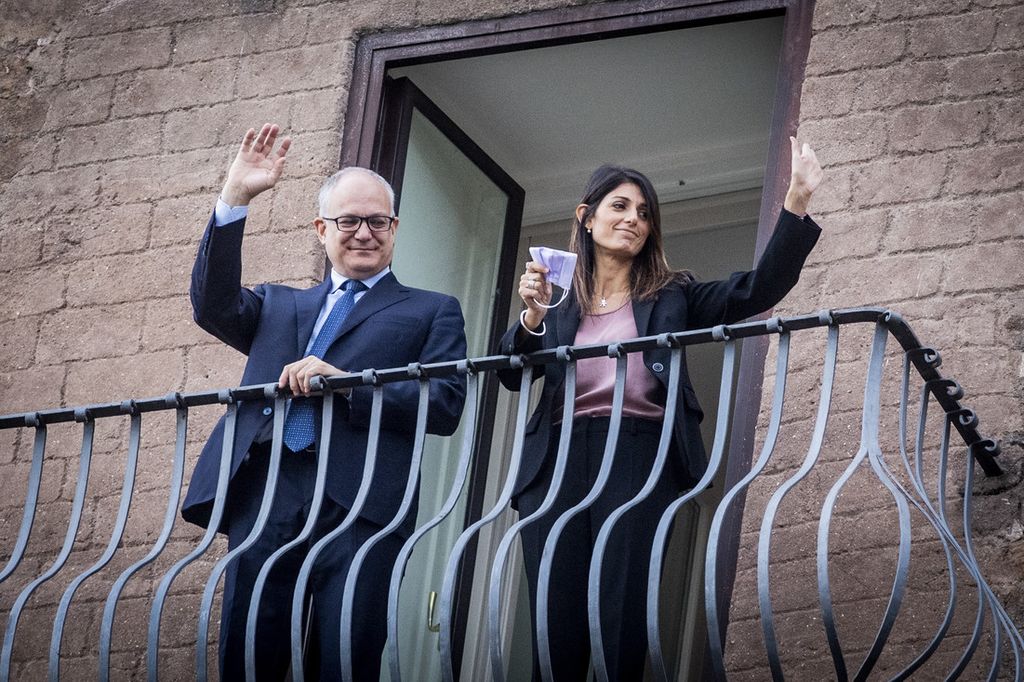 Virginia Raggi passa le consegne a Roberto Gualtieri