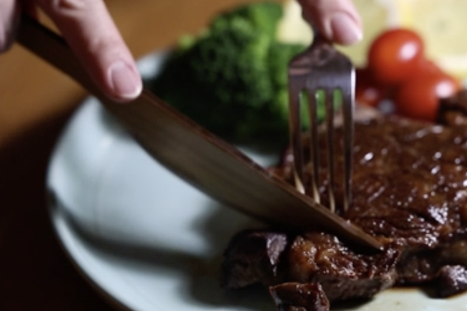 I coltelli di legno che tagliano una bistecca