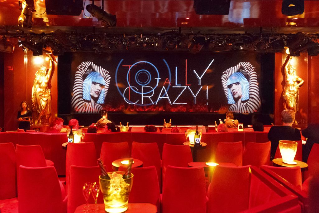L'interno del Crazy Horse di Parigi