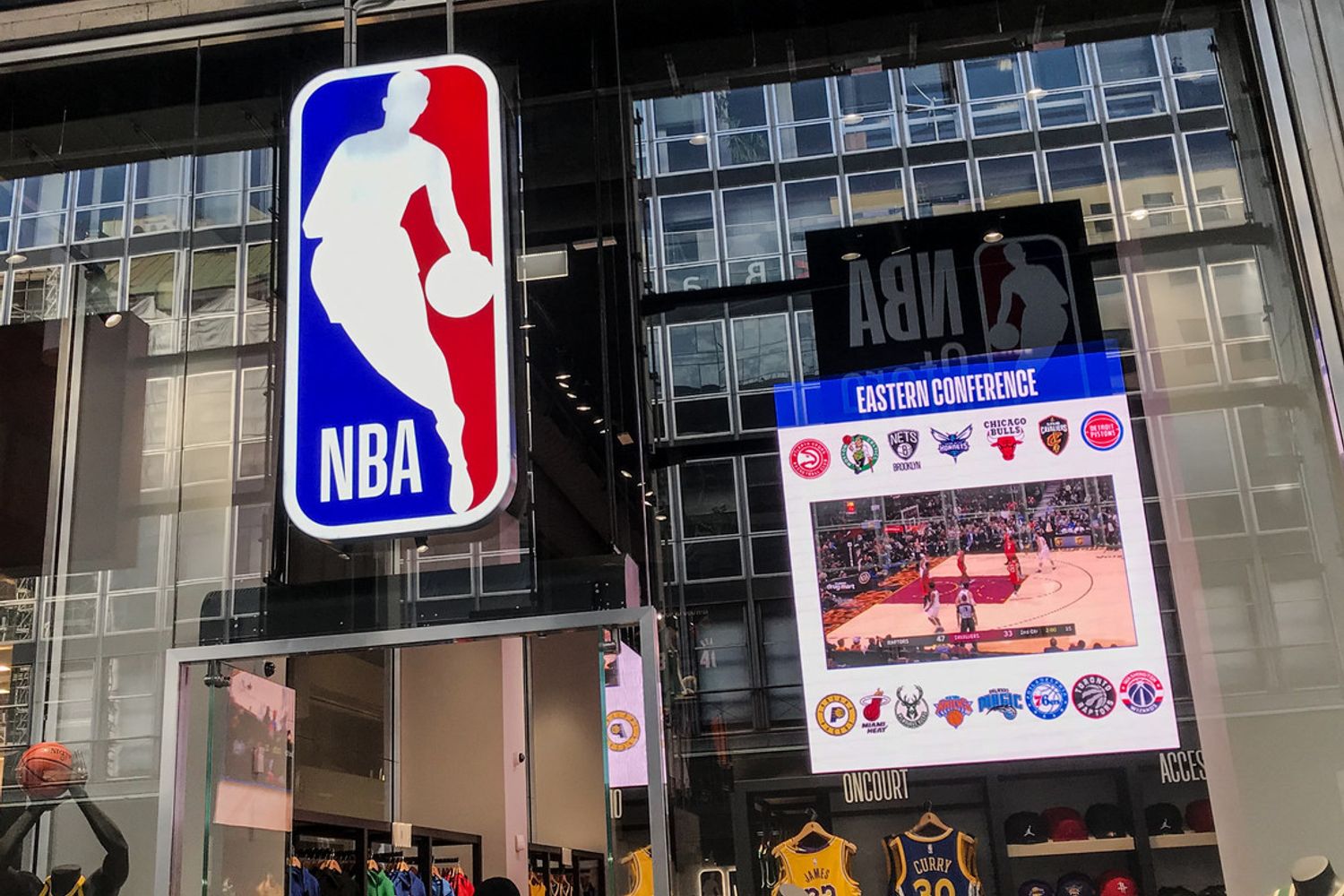 Nba store a Milano