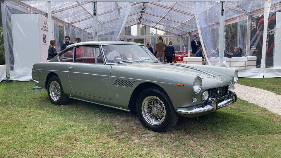 Ferrari 250 GTE. La stessa vettura in forza alla Polizia negli anni &lsquo;60