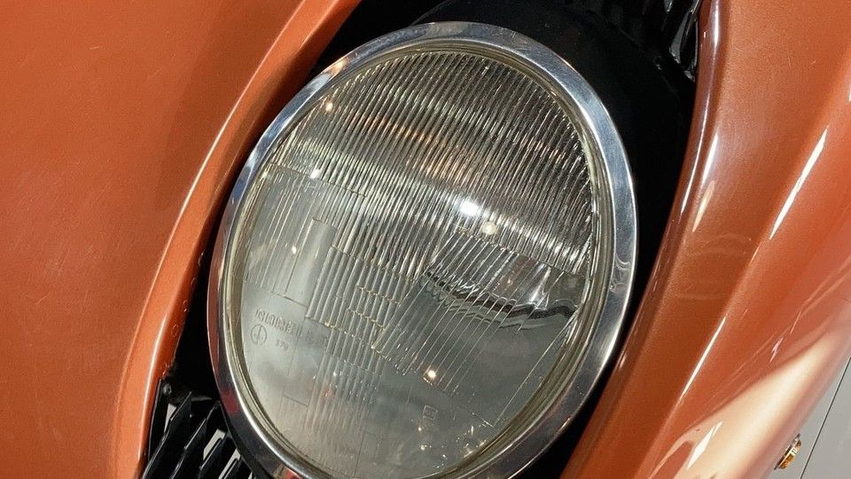 Il faro con le ciglia della Lamborghini Miura