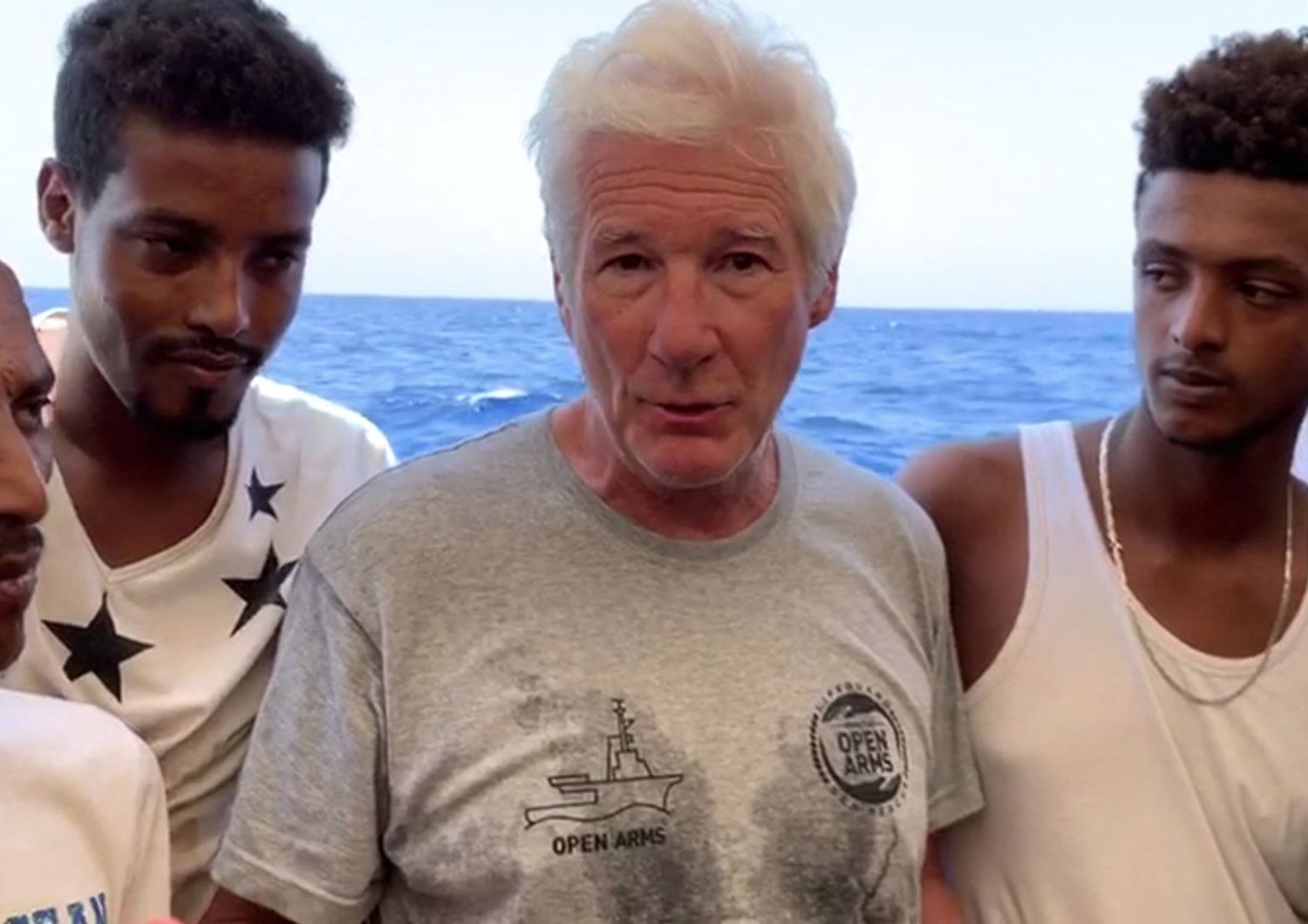 L'attore Richard Gere a bordo di una imbarcazione che trae in salvo i migranti