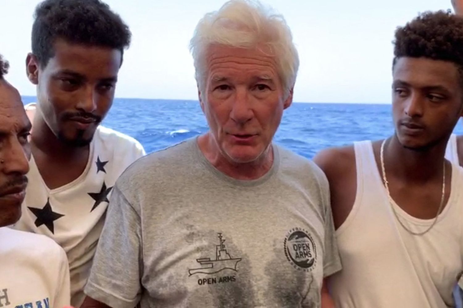 L'attore Richard Gere a bordo di una imbarcazione che trae in salvo i migranti