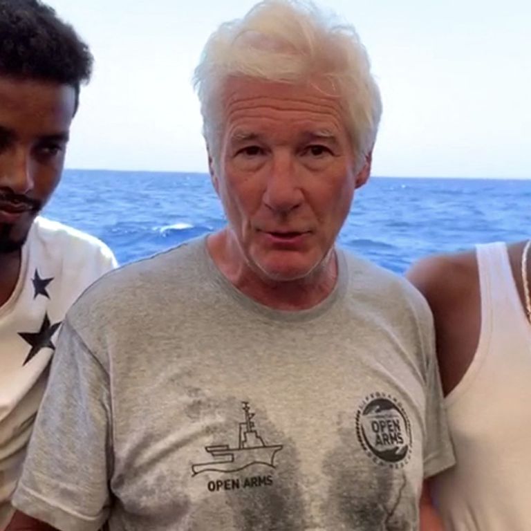 L'attore Richard Gere a bordo di una imbarcazione che trae in salvo i migranti