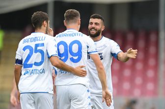 Giocatori dell'Empoli festeggiano per il 4-2 alla Salernitana