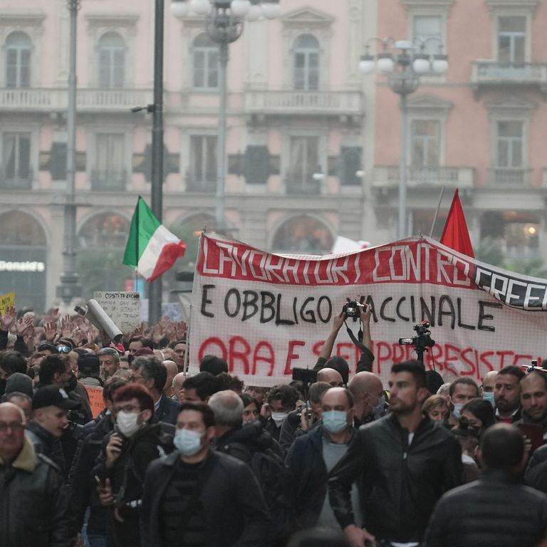 Manifestazioni a Milano contro il green pass