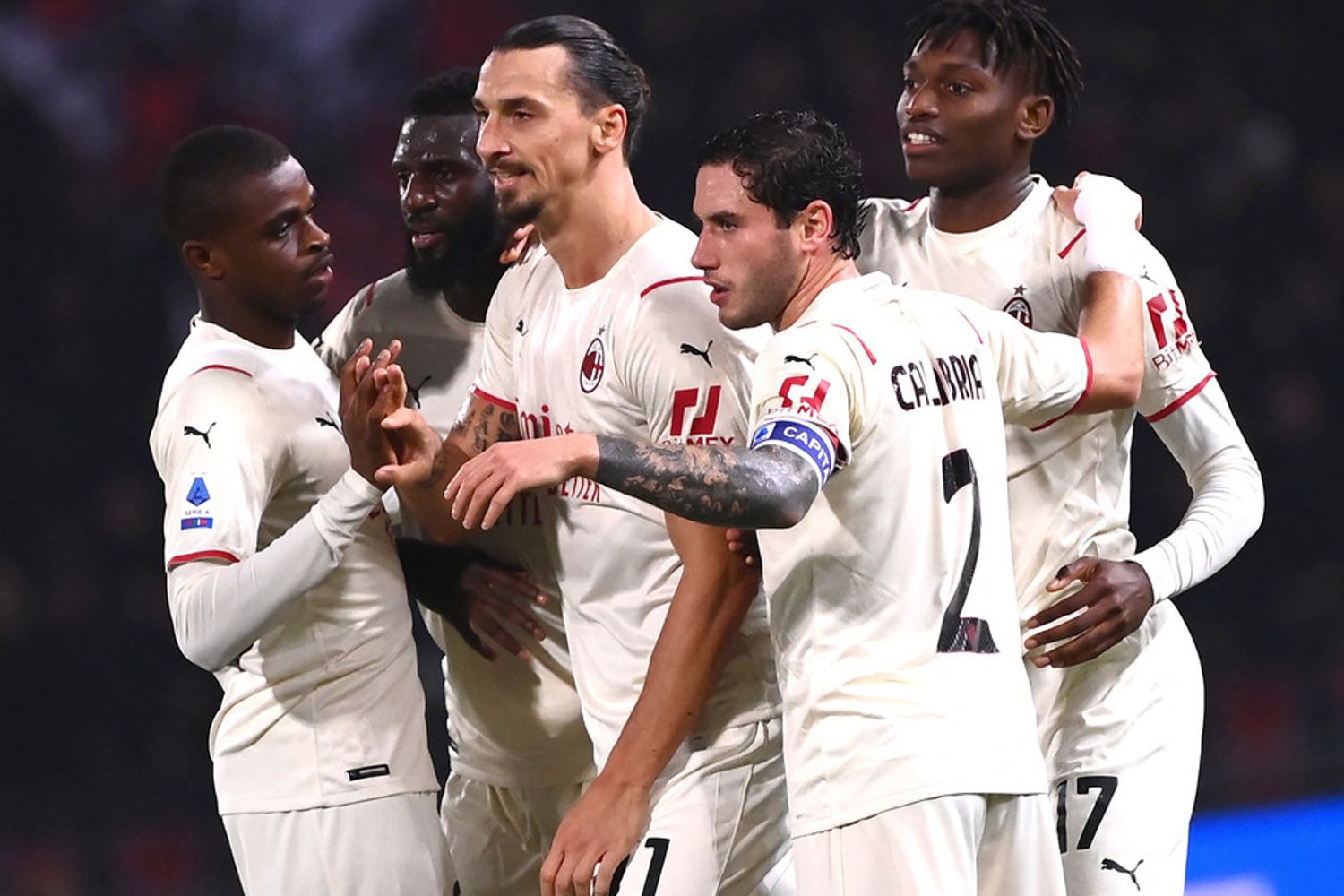 Giocatori del Milan festeggiano la vittoria contro il Bologna