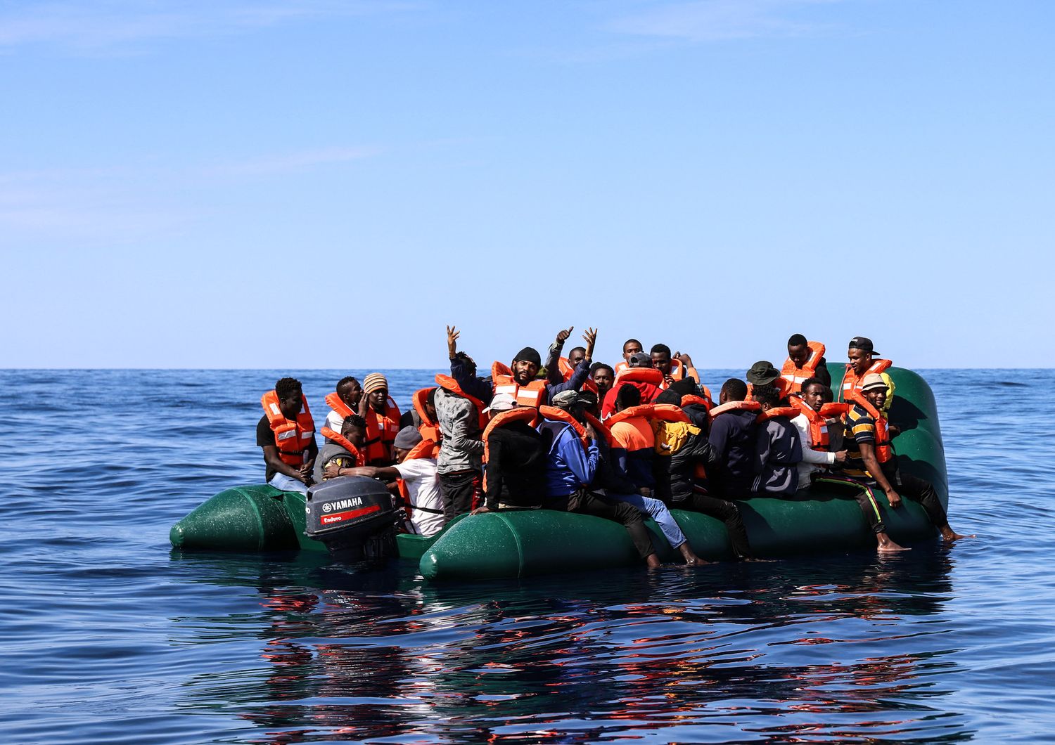 Migranti alla deriva nel mar Mediterraneo di fronte alla Libia