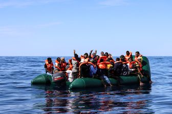 Migranti alla deriva nel mar Mediterraneo di fronte alla Libia