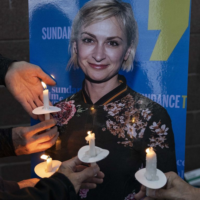 Ricordo di Halyna Hutchins, uccisa sul set di Rust da uno sparo accidentale