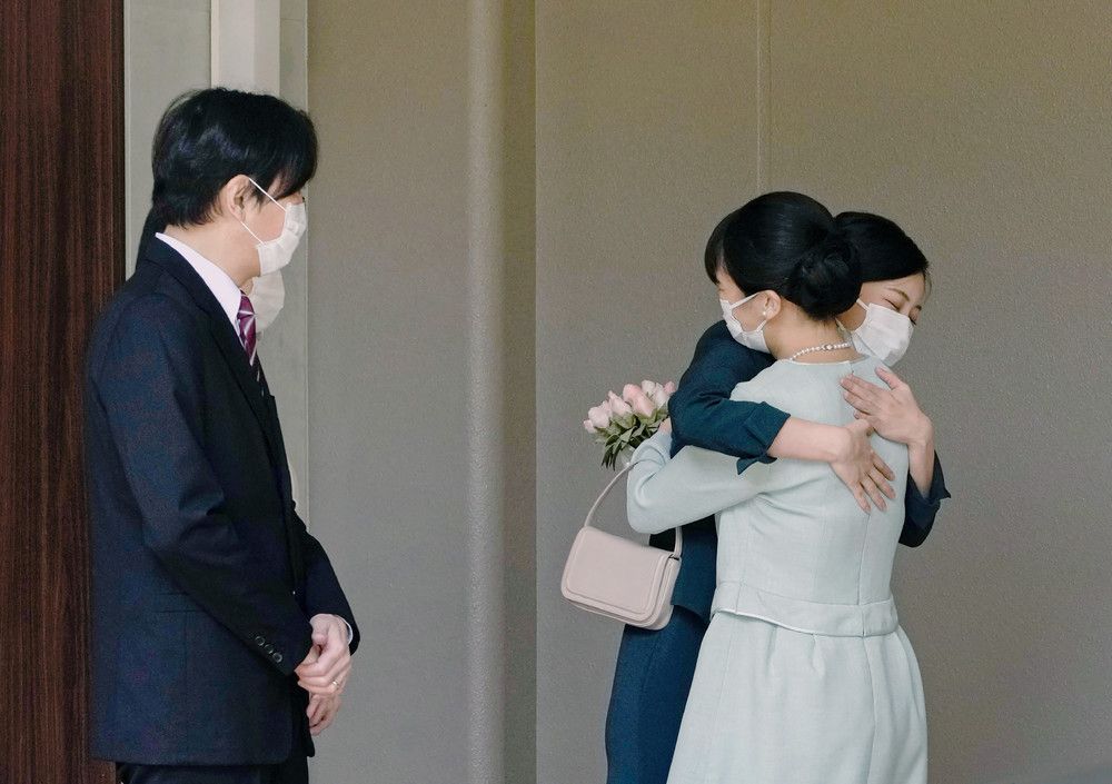 La principessa Mako abbraccia sua sorella dopo il matrimonio